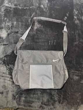 Nike Vintage Commuter Messenger Laptop Bag Gray Black Carry-On Adjustable Strap